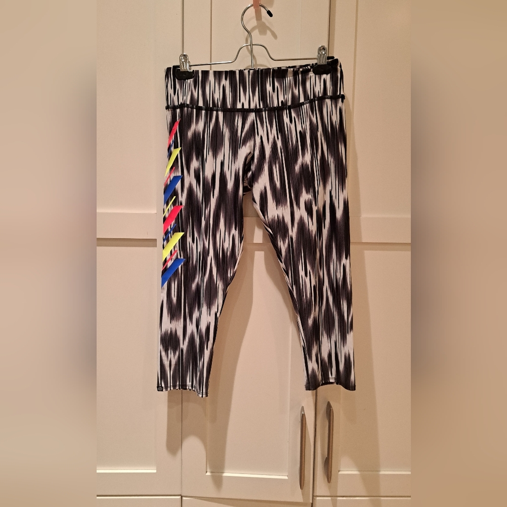 030 - Onzie Ladies Black and White Patterned Leggings with Colorful Accents